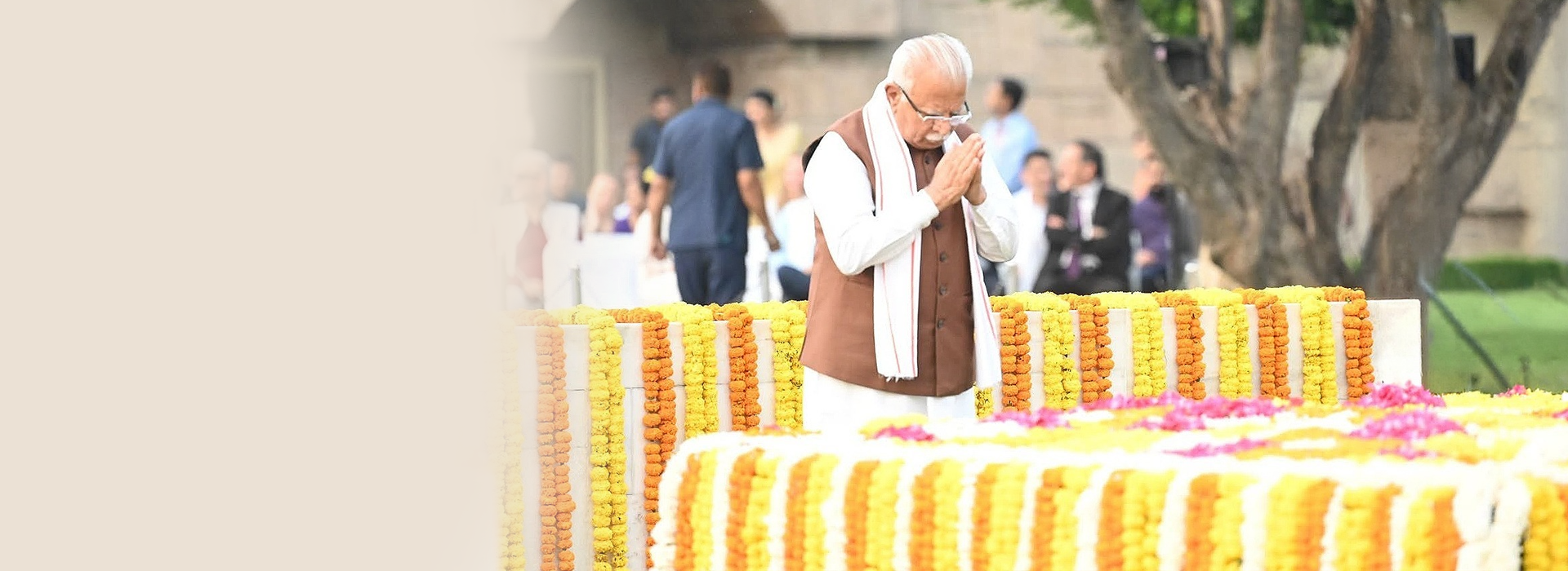 Shri Manohar Lal, Hon'ble Minister of Housing &  Urban Affairs & Chairman Rajghat Samadhi Committee pays tribute to Gandhi ji